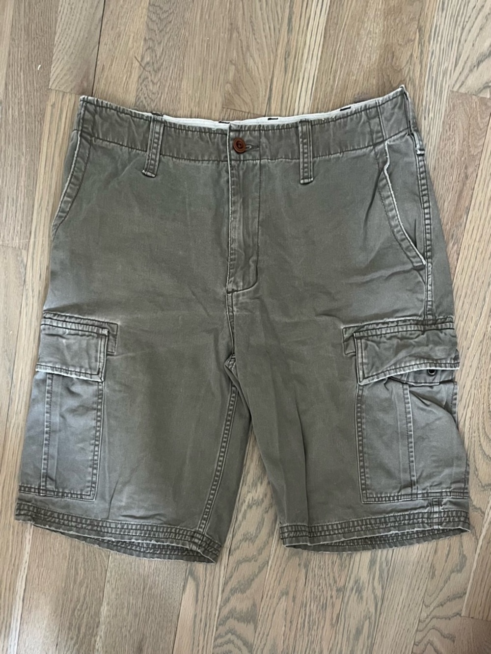 Gap Cargo Shorts. Size 33 Waist.